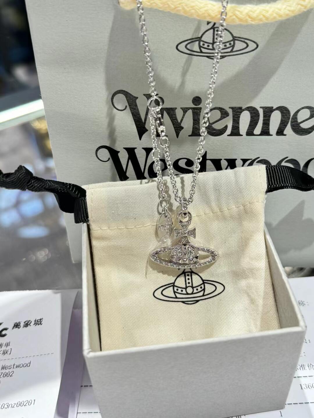 西太后火遍全网的西太后项链安排上了～土星是西太后设计中的经典元素，作为时装届的朋克之母，西太后首饰都是可