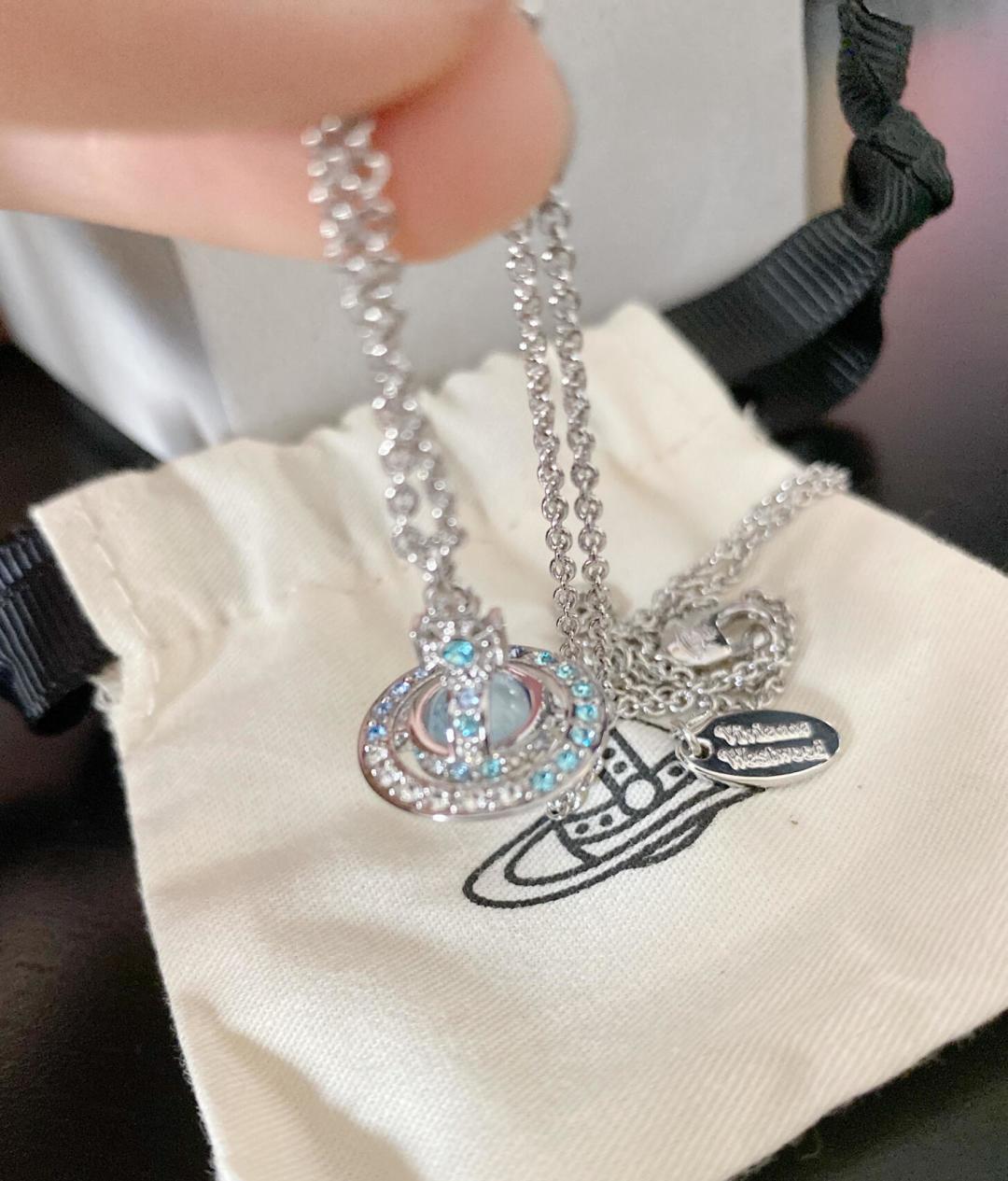 西太后火遍全网的西太后项链安排上了～土星是西太后设计中的经典元素，作为时装届的朋克之母，西太后首饰都是可