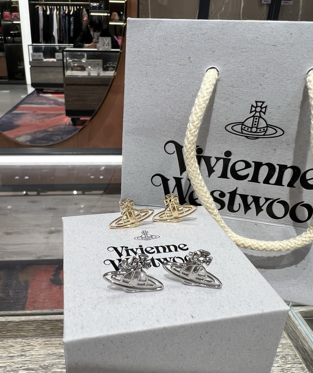 𝐕𝐢𝐯𝐢𝐞𝐧𝐧𝐞 𝐖𝐞𝐬𝐭𝐰𝐨𝐨𝐝 vivienne westwood Logo level