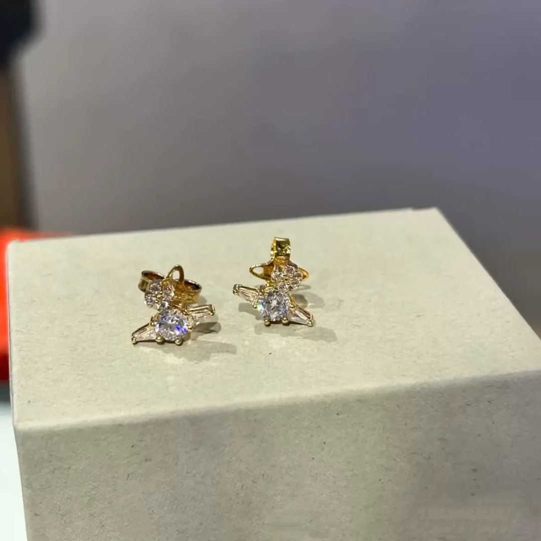 P125 vivienne westwood西太后薇薇安💍英国时装设计师,时装的朋克之母!时尚潮流风格,品质强大,超美的设计!简约大气刺绣Logo‼精致💎这个款不用担心不好看,因为经典的元素洋气的新设计!赠礼的完美之选,充分展现个性风范。品质非常整个首饰给人大牌气场的同时又非常精致,让整个人的层次提升好几个level💟绝对值得入手‼️🌟