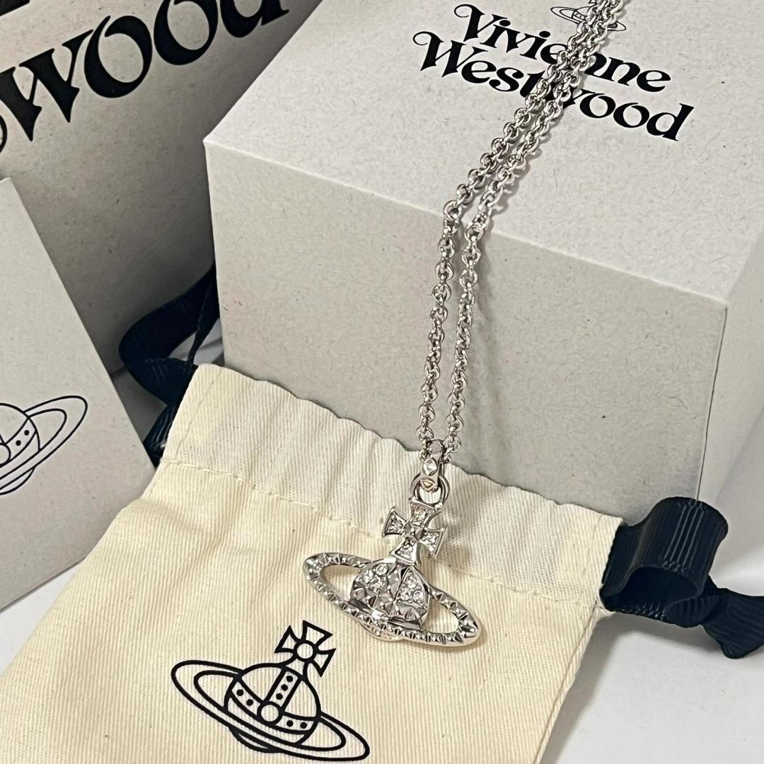 P125 vivienne westwood西太后薇薇安💍英国时装设计师,时装的朋克之母!时尚潮流风格,品质强大,超美的设计!简约大气刺绣Logo‼精致💎这个款不用担心不好看,因为经典的元素洋气的新设计!赠礼的完美之选,充分展现个性风范。品质非常整个首饰给人大牌气场的同时又非常精致,让整个人的层次提升好几个level💟绝对值得入手‼️🌟