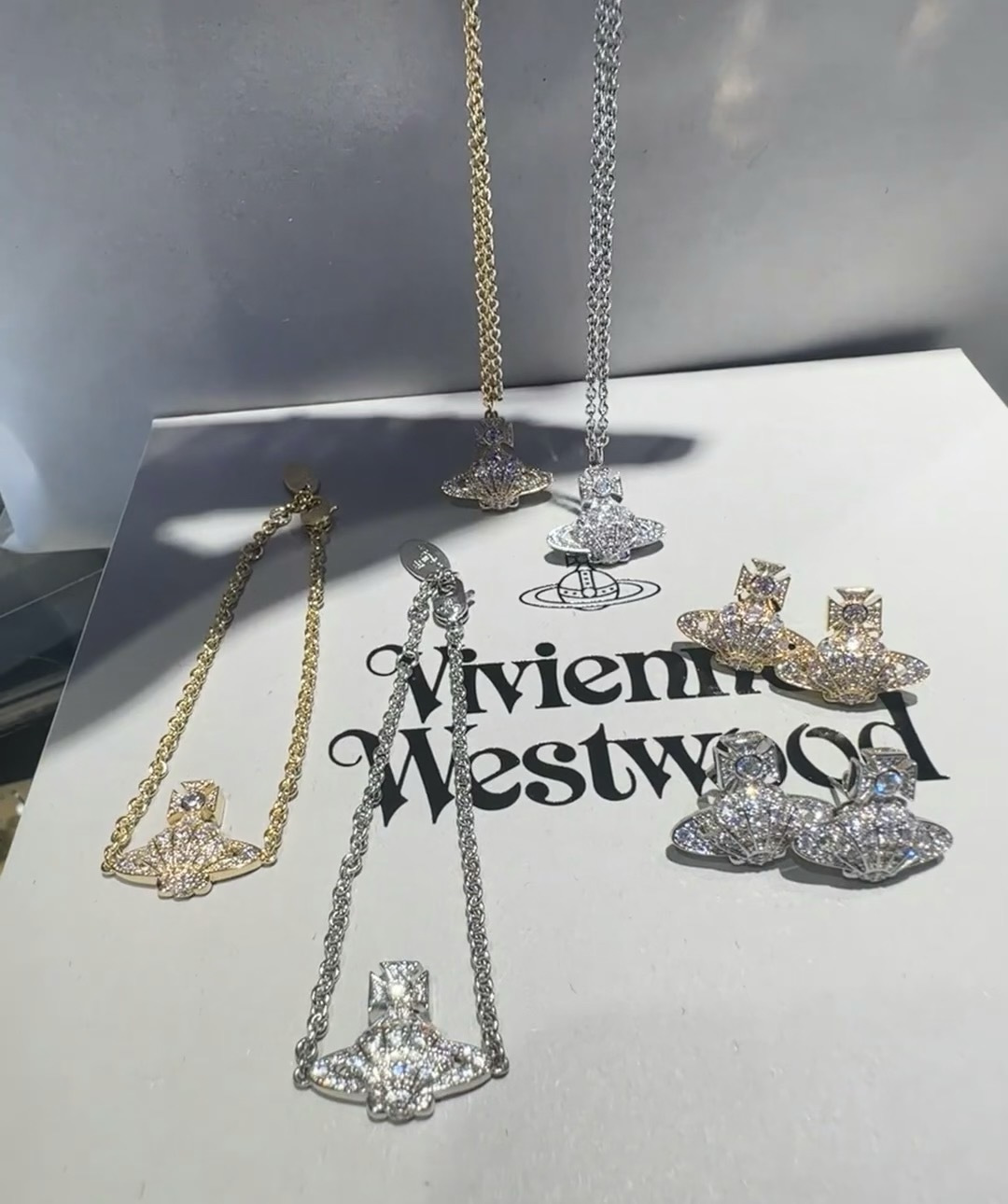 P130 vivienne westwood西太后薇薇安💍英国时装设计师,时装的朋克之母!时尚潮流风格,品质强大,超美的设计!简约大气刺绣Logo‼精致💎这个款不用担心不好看,因为经典的元素洋气的新设计!赠礼的完美之选,充分展现个性风范。品质非常整个首饰给人大牌气场的同时又非常精致,让整个人的层次提升好几个level💟绝对值得入手‼️🌟