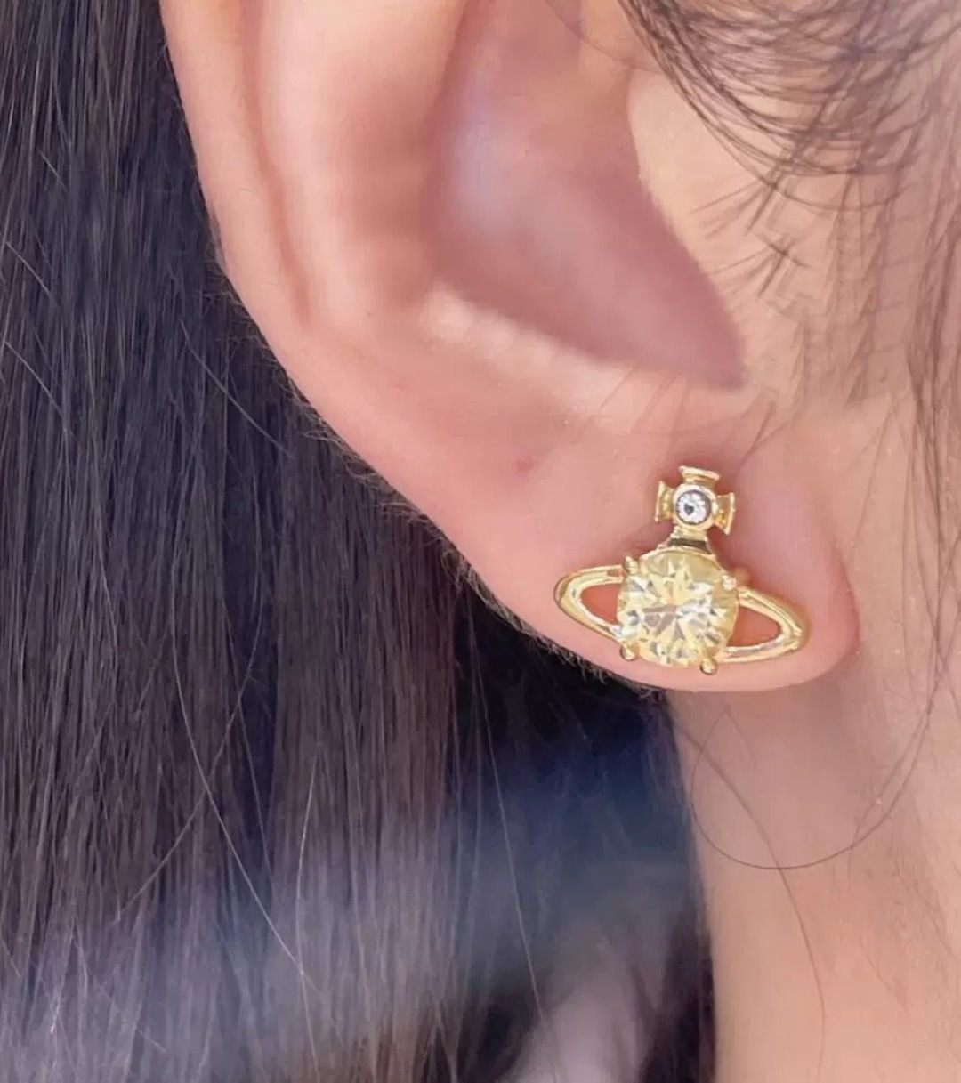 P125 vivienne westwood西太后薇薇安💍英国时装设计师,时装的朋克之母!时尚潮流风格,品质强大,超美的设计!简约大气刺绣Logo‼精致💎这个款不用担心不好看,因为经典的元素洋气的新设计!赠礼的完美之选,充分展现个性风范。品质非常整个首饰给人大牌气场的同时又非常精致,让整个人的层次提升好几个level💟绝对值得入手‼️🌟