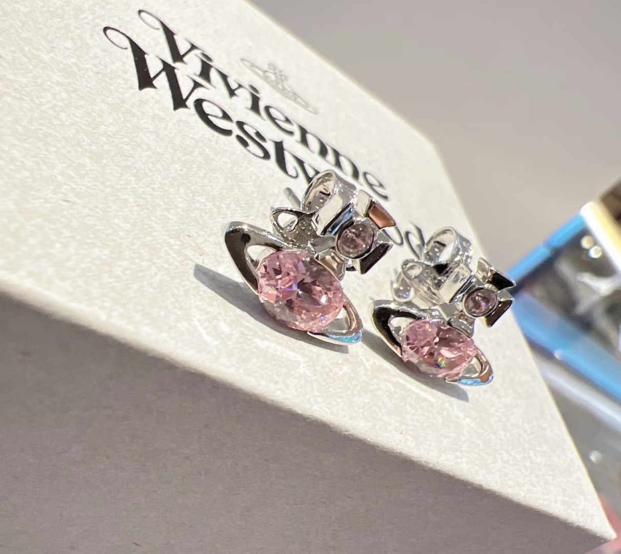 P125 vivienne westwood西太后薇薇安💍英国时装设计师,时装的朋克之母!时尚潮流风格,品质强大,超美的设计!简约大气刺绣Logo‼精致💎这个款不用担心不好看,因为经典的元素洋气的新设计!赠礼的完美之选,充分展现个性风范。品质非常整个首饰给人大牌气场的同时又非常精致,让整个人的层次提升好几个level💟绝对值得入手‼️🌟