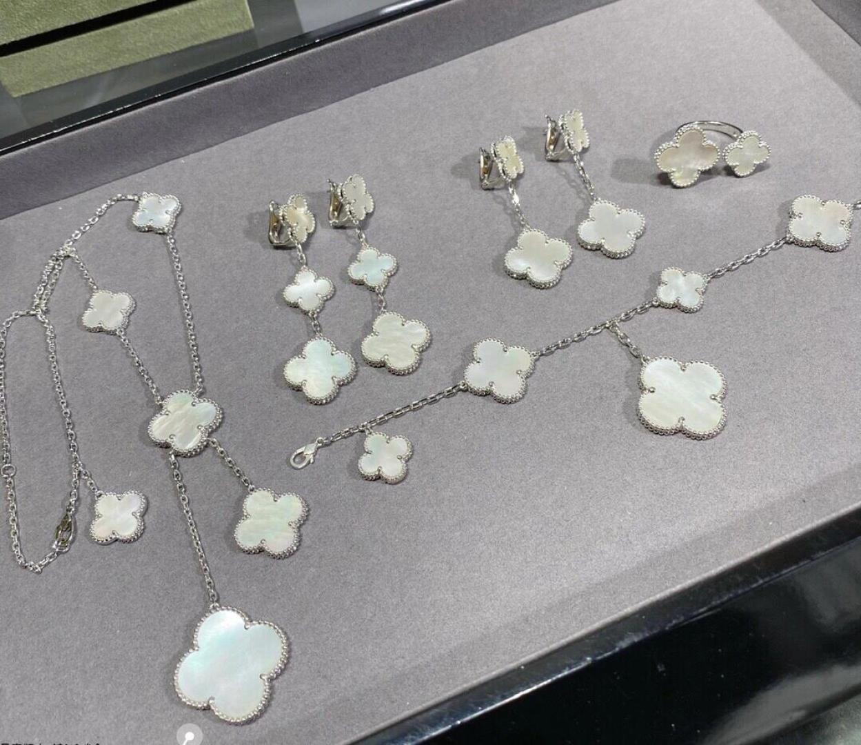 Колье чёрный белый