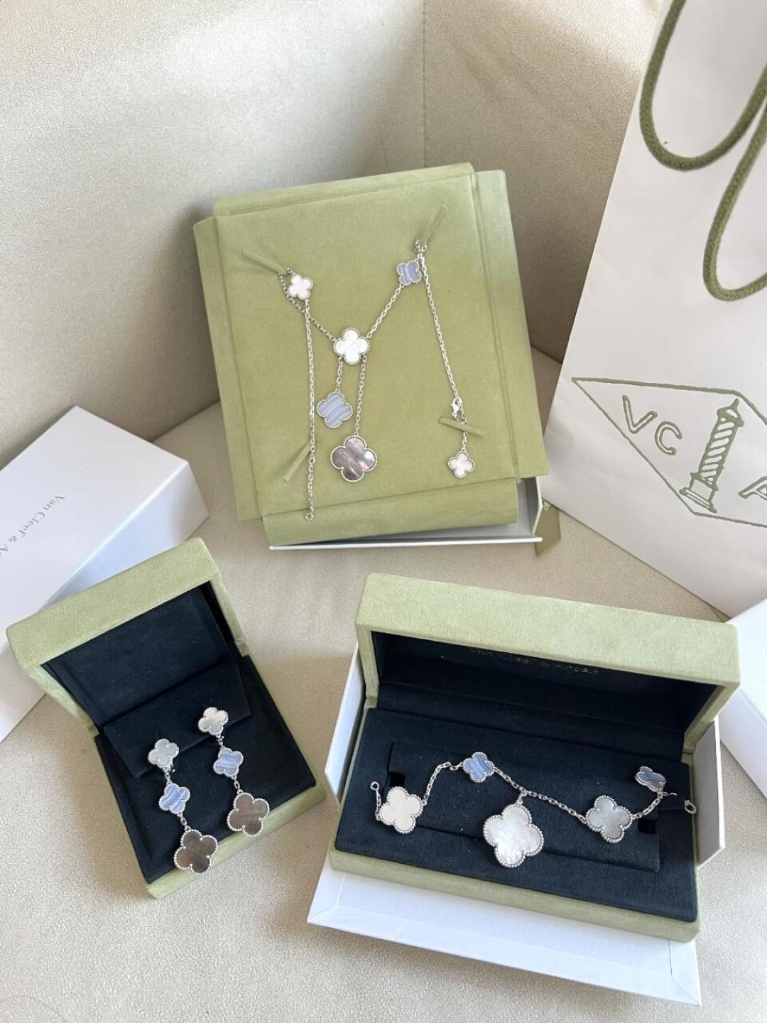 Колье чёрный белый