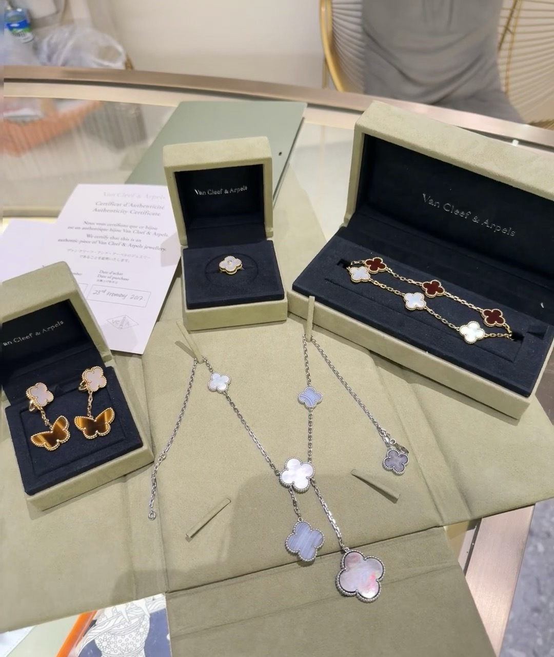 Колье чёрный белый