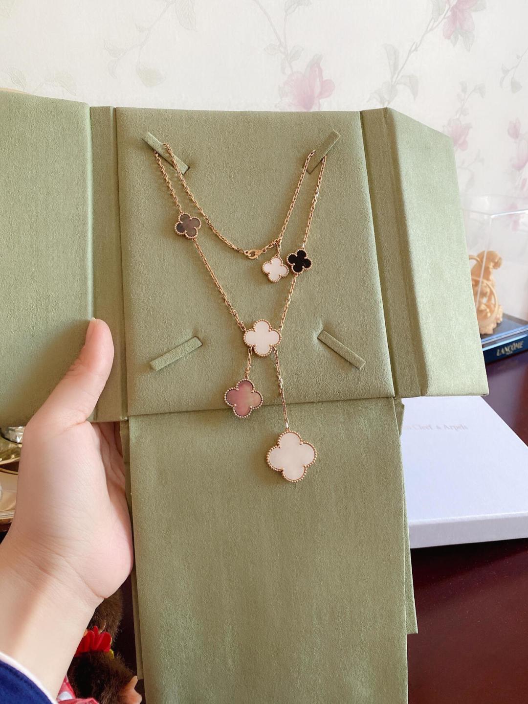 Колье чёрный белый