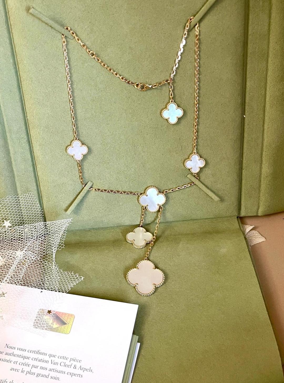 Колье чёрный белый