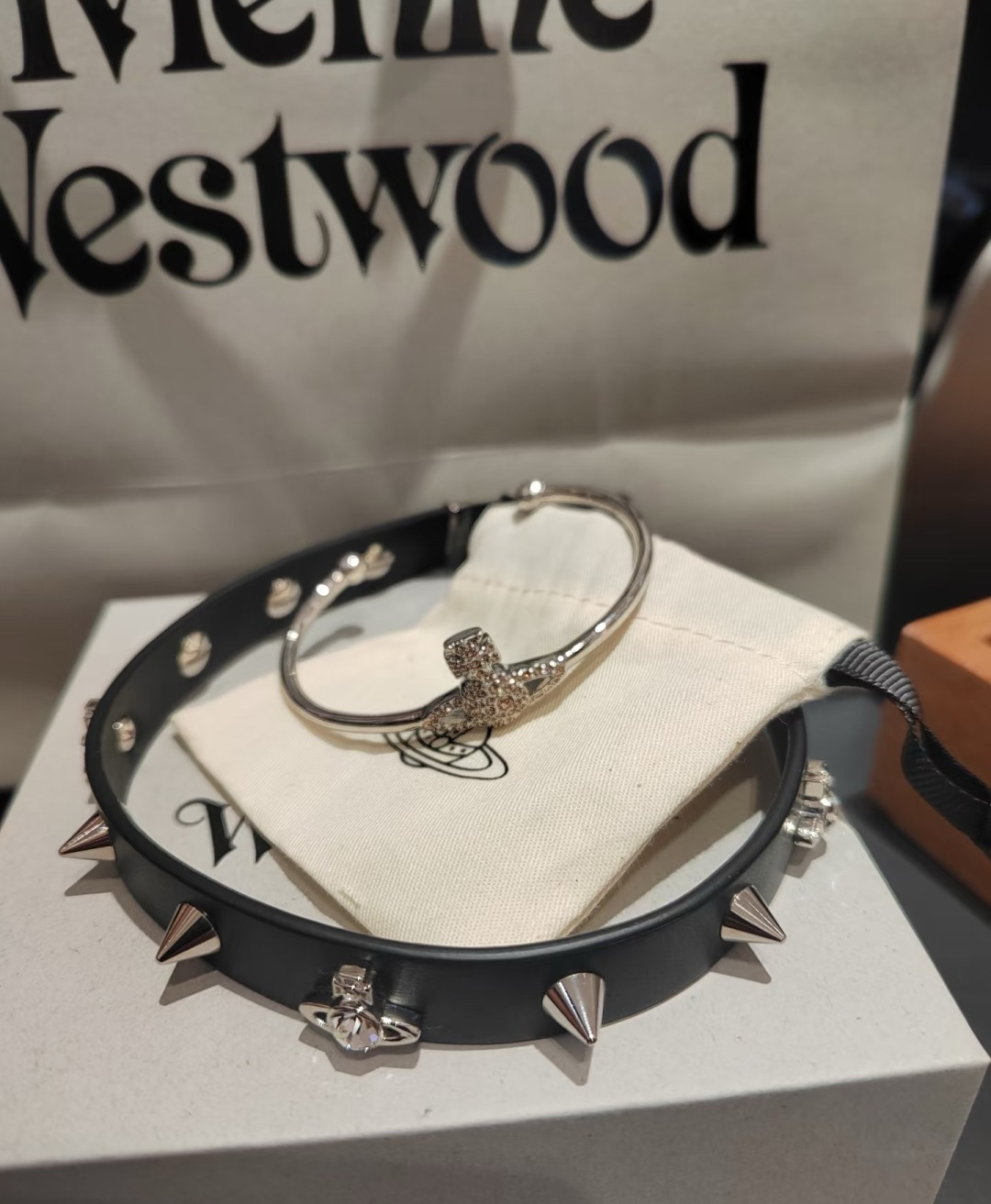 𝐕𝐢𝐯𝐢𝐞𝐧𝐧𝐞 𝐖𝐞𝐬𝐭𝐰𝐨𝐨𝐝🪐vivienne westwood英国时装设计师，时装的朋克之母！时