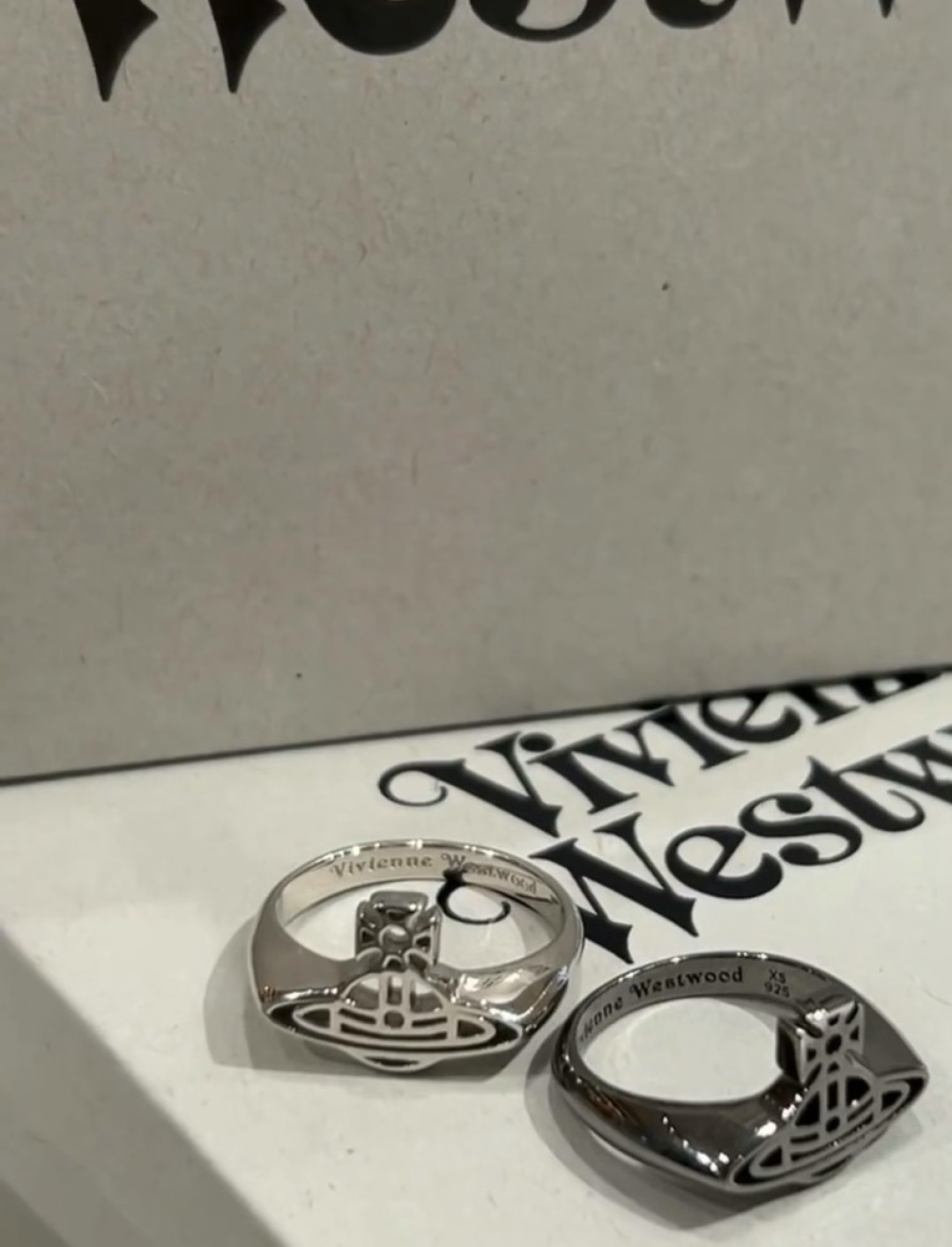 Vivienne Westwood 𝐕𝐢𝐯𝐢𝐞𝐧𝐧𝐞 𝐖𝐞𝐬𝐭𝐰𝐨𝐨𝐝