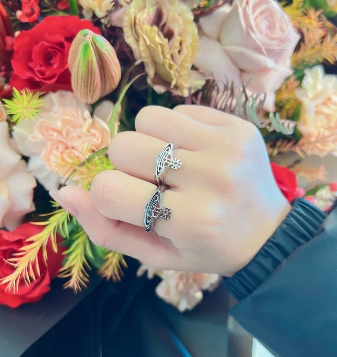 Vivienne Westwood 𝐕𝐢𝐯𝐢𝐞𝐧𝐧𝐞 𝐖𝐞𝐬𝐭𝐰𝐨𝐨𝐝
