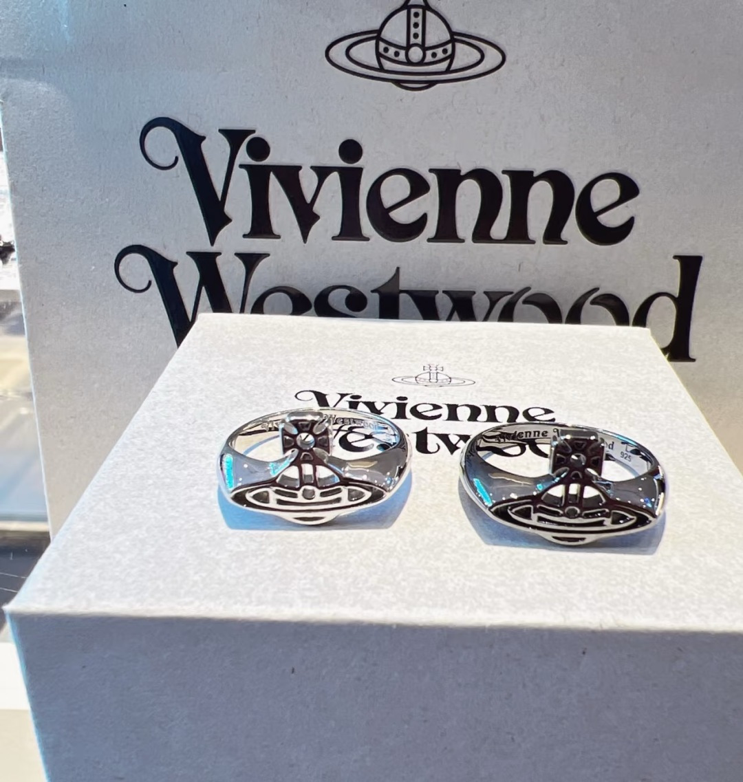 Vivienne Westwood 𝐕𝐢𝐯𝐢𝐞𝐧𝐧𝐞 𝐖𝐞𝐬𝐭𝐰𝐨𝐨𝐝