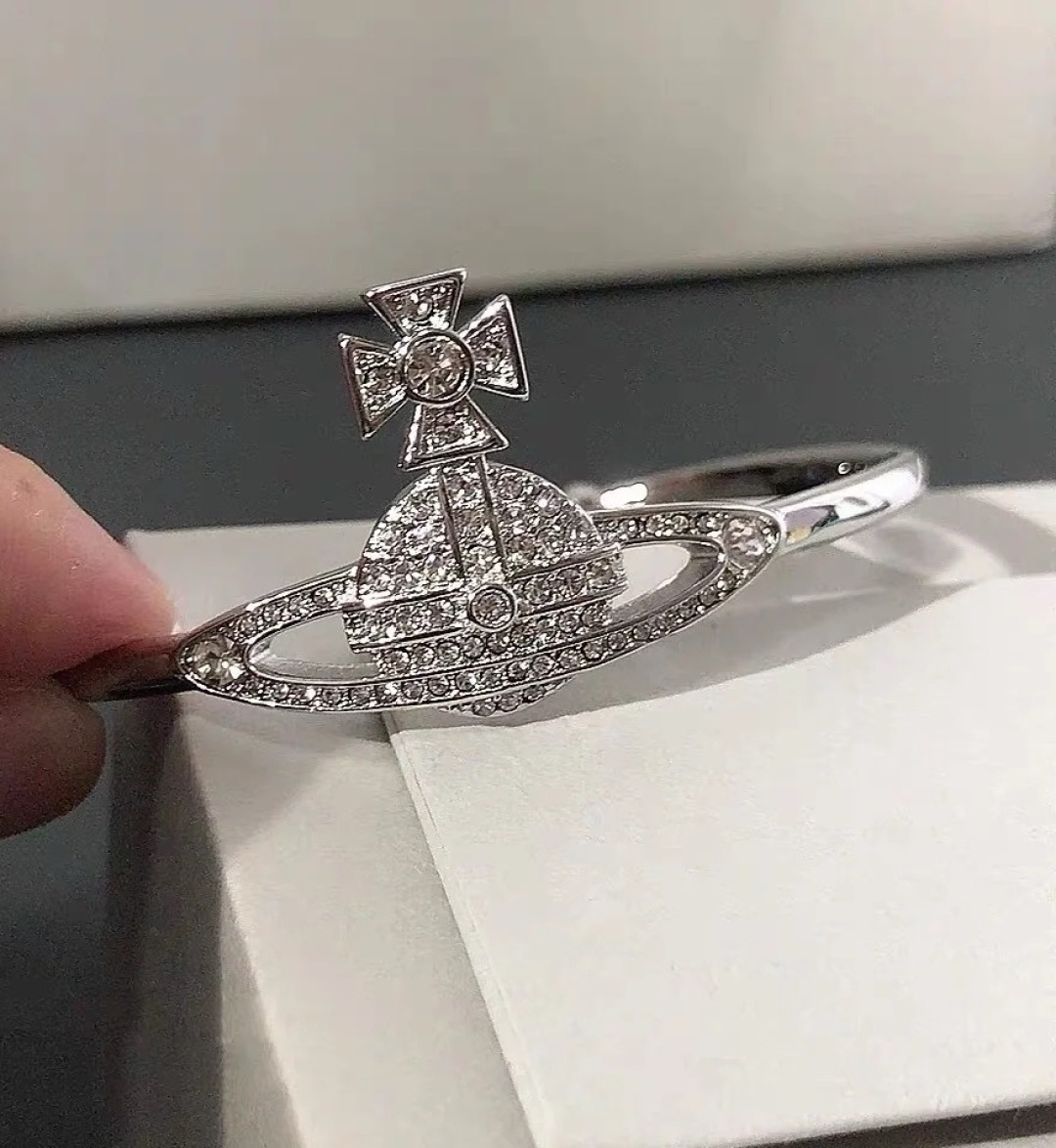vivienne 闭眼‮准入‬没错！纯‮王粹‬冠球‮经是‬典的象征，闪‮土耀‬星环勾‮未勒‬来波光‮转流