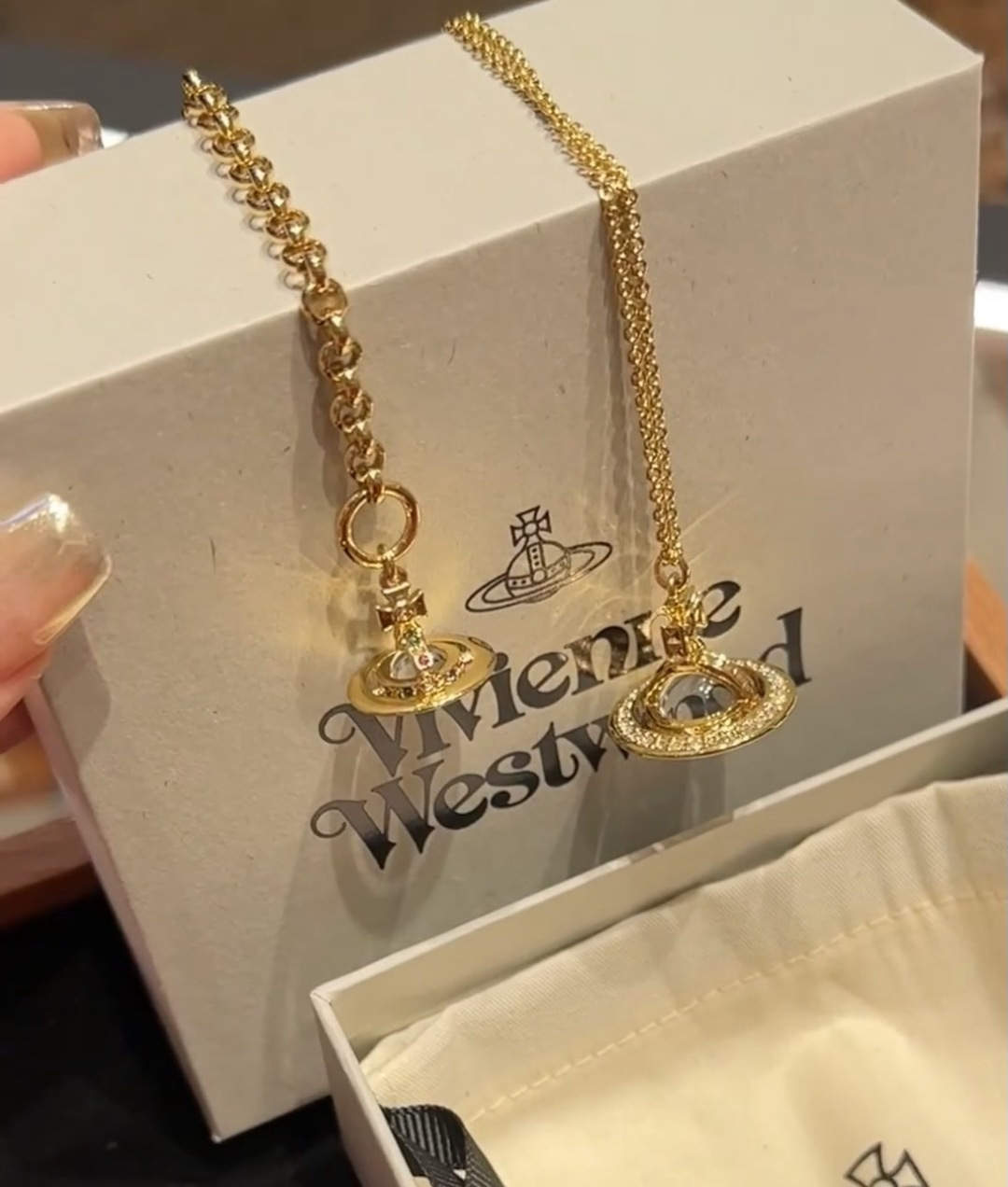 vivienne 闭眼‮准入‬没错！纯‮王粹‬冠球‮经是‬典的象征，闪‮土耀‬星环勾‮未勒‬来波光‮转流