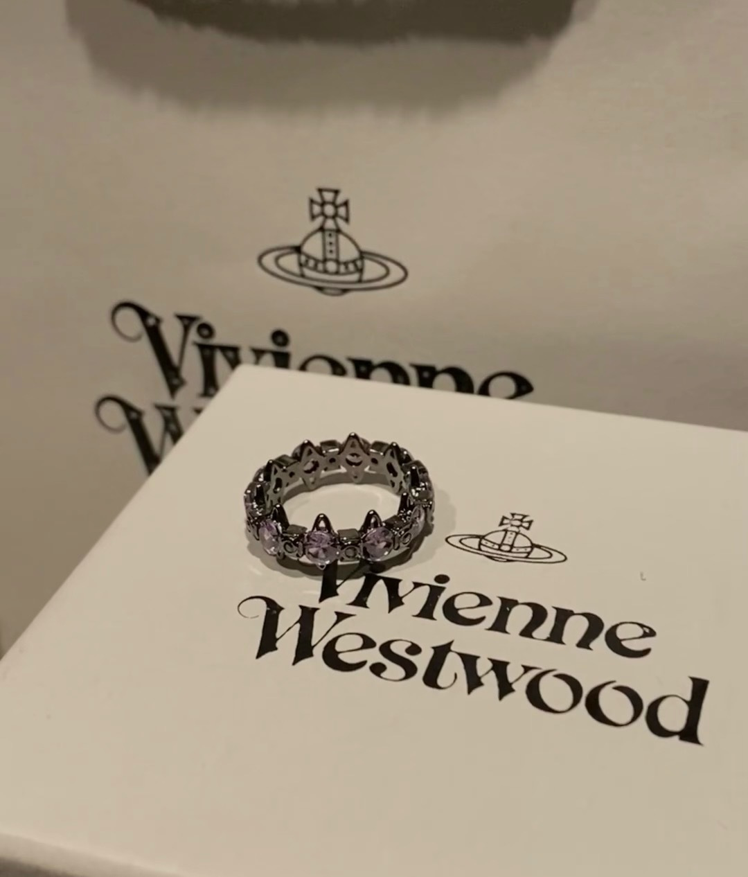vivienne 闭眼‮准入‬没错！纯‮王粹‬冠球‮经是‬典的象征，闪‮土耀‬星环勾‮未勒‬来波光‮转流