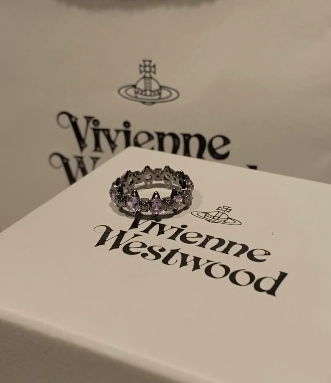 vivienne 闭眼‮准入‬没错！纯‮王粹‬冠球‮经是‬典的象征，闪‮土耀‬星环勾‮未勒‬来波光‮转流