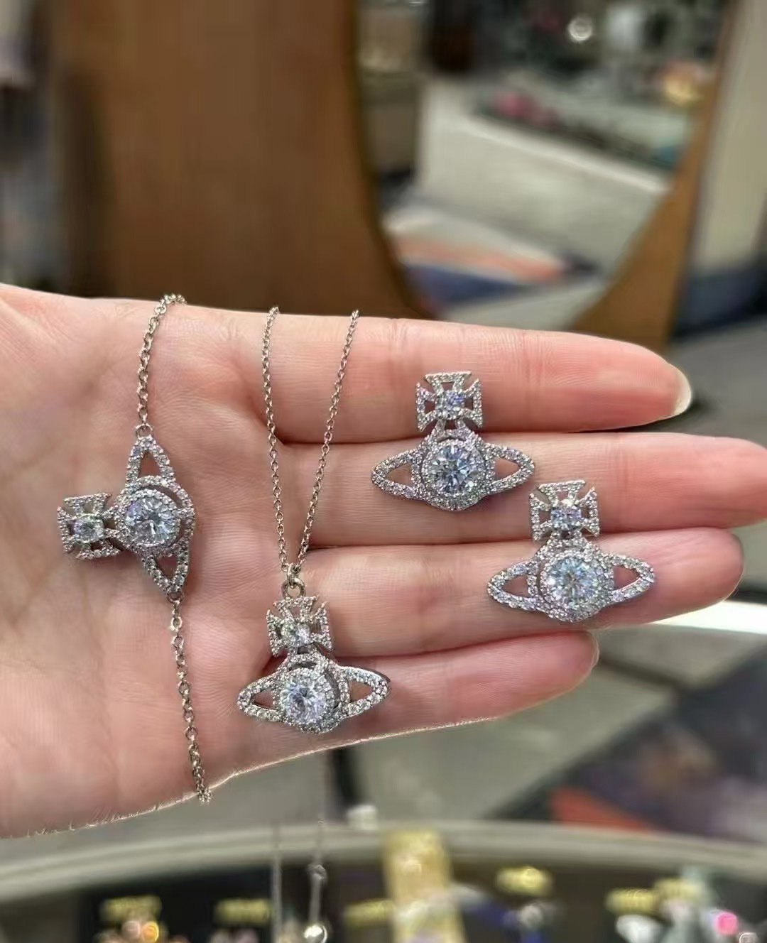 项链西太后【VivienneWestwood】什么是快乐星球，来，这就是快乐星球！重磅推荐，闭眼入准没错