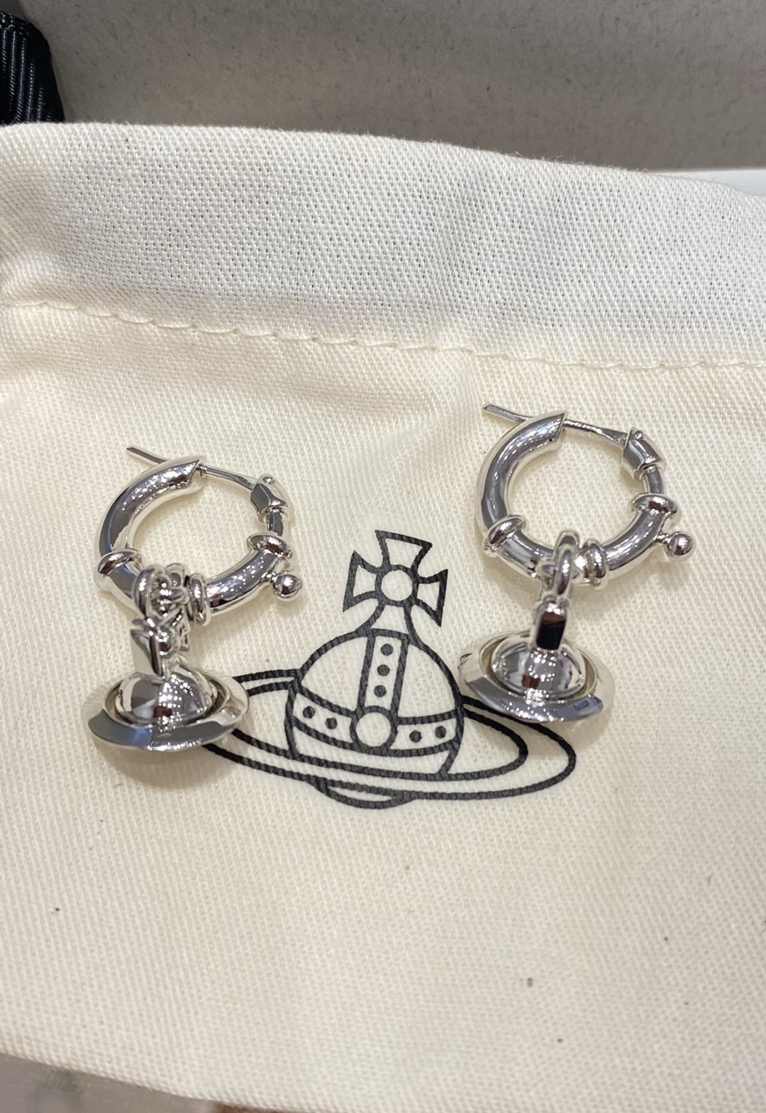 耳环西太后【VivienneWestwood】什么是快乐星球，来，这就是快乐星球！重磅推荐，闭眼入准没错