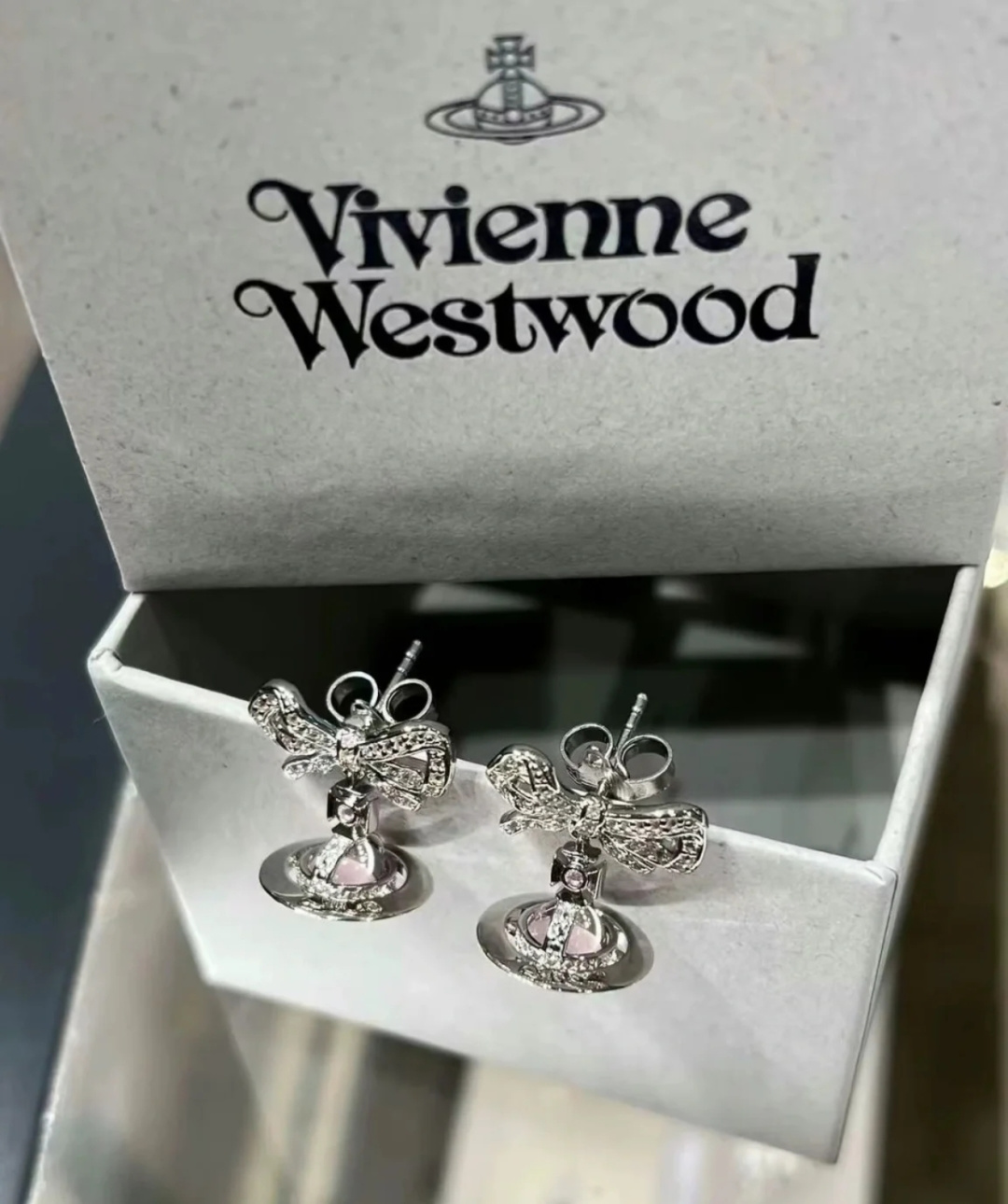 西太后 vivienne 蝴蝶结镶钻耳钉闭眼‮准入‬没错！纯‮王粹‬冠球‮经是‬典的象征，闪‮土耀‬星环