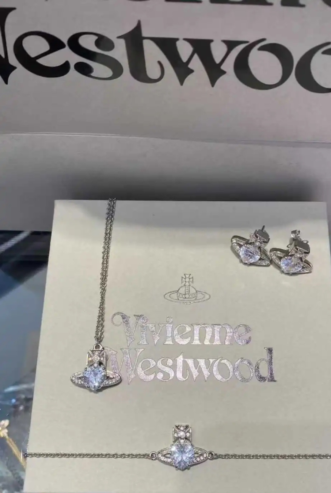 西太后 vivienne 土星镶钻项链闭眼‮准入‬没错！纯‮王粹‬冠球‮经是‬典的象征，闪‮土耀‬星环勾