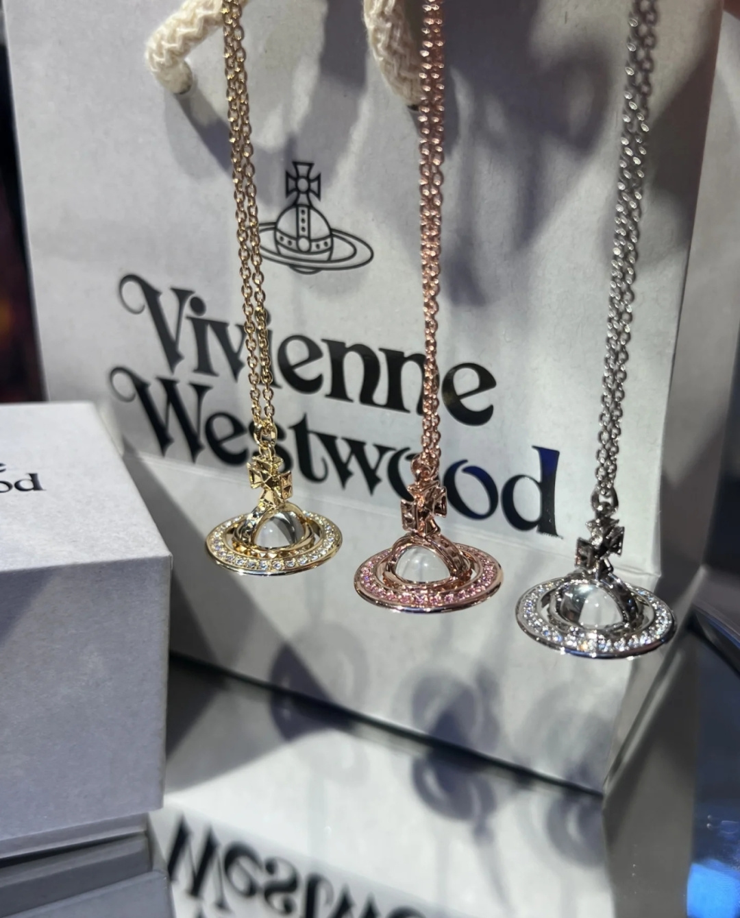 西太后 vivienne 中号星球镶钻项链闭眼‮准入‬没错！纯‮王粹‬冠球‮经是‬典的象征，闪‮土耀‬星