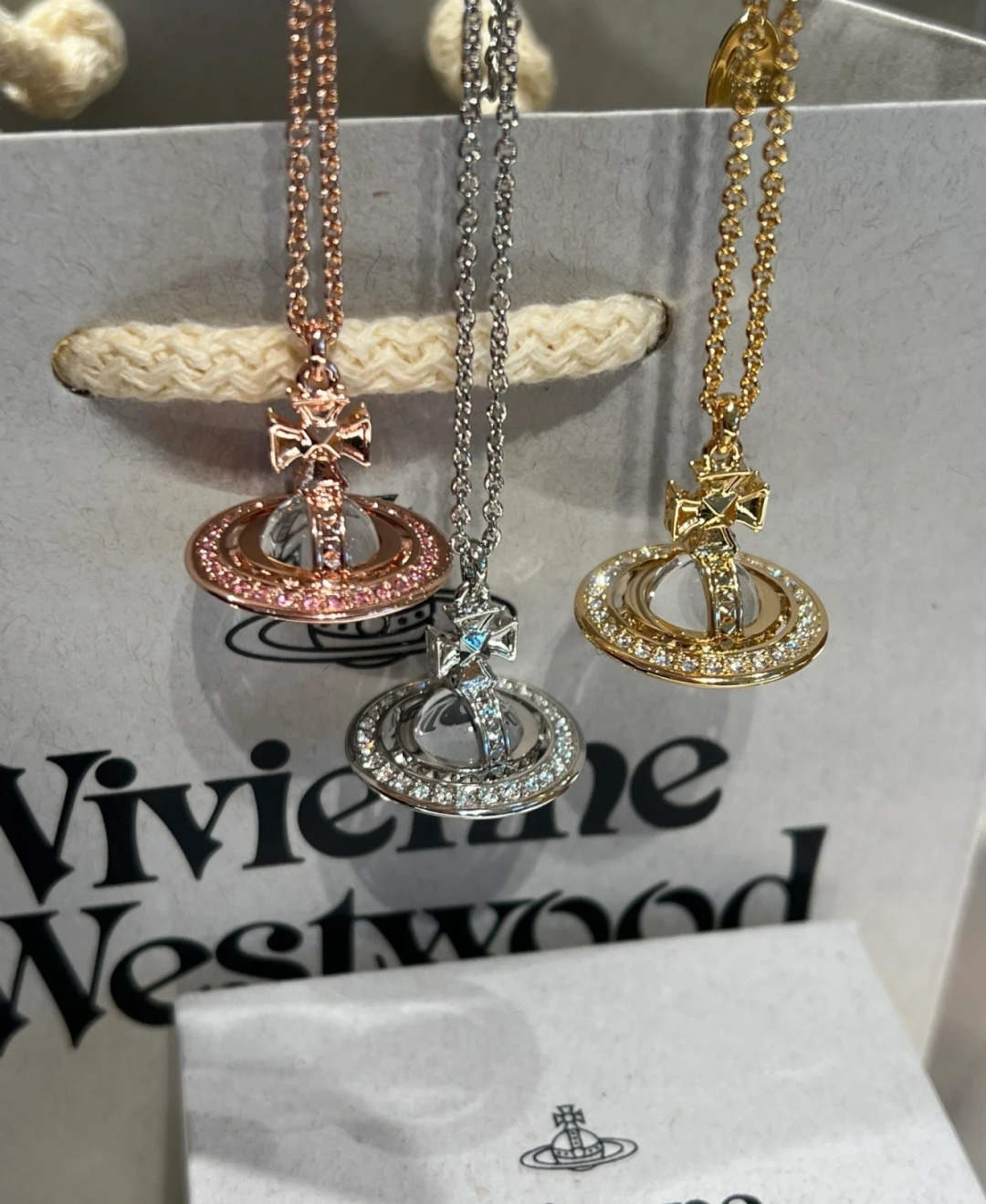 西太后 vivienne 中号星球镶钻项链闭眼‮准入‬没错！纯‮王粹‬冠球‮经是‬典的象征，闪‮土耀‬星