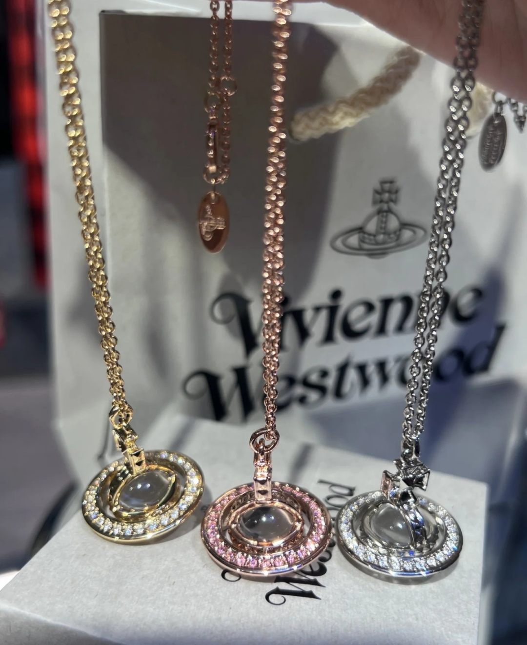西太后 vivienne 中号星球镶钻项链闭眼‮准入‬没错！纯‮王粹‬冠球‮经是‬典的象征，闪‮土耀‬星
