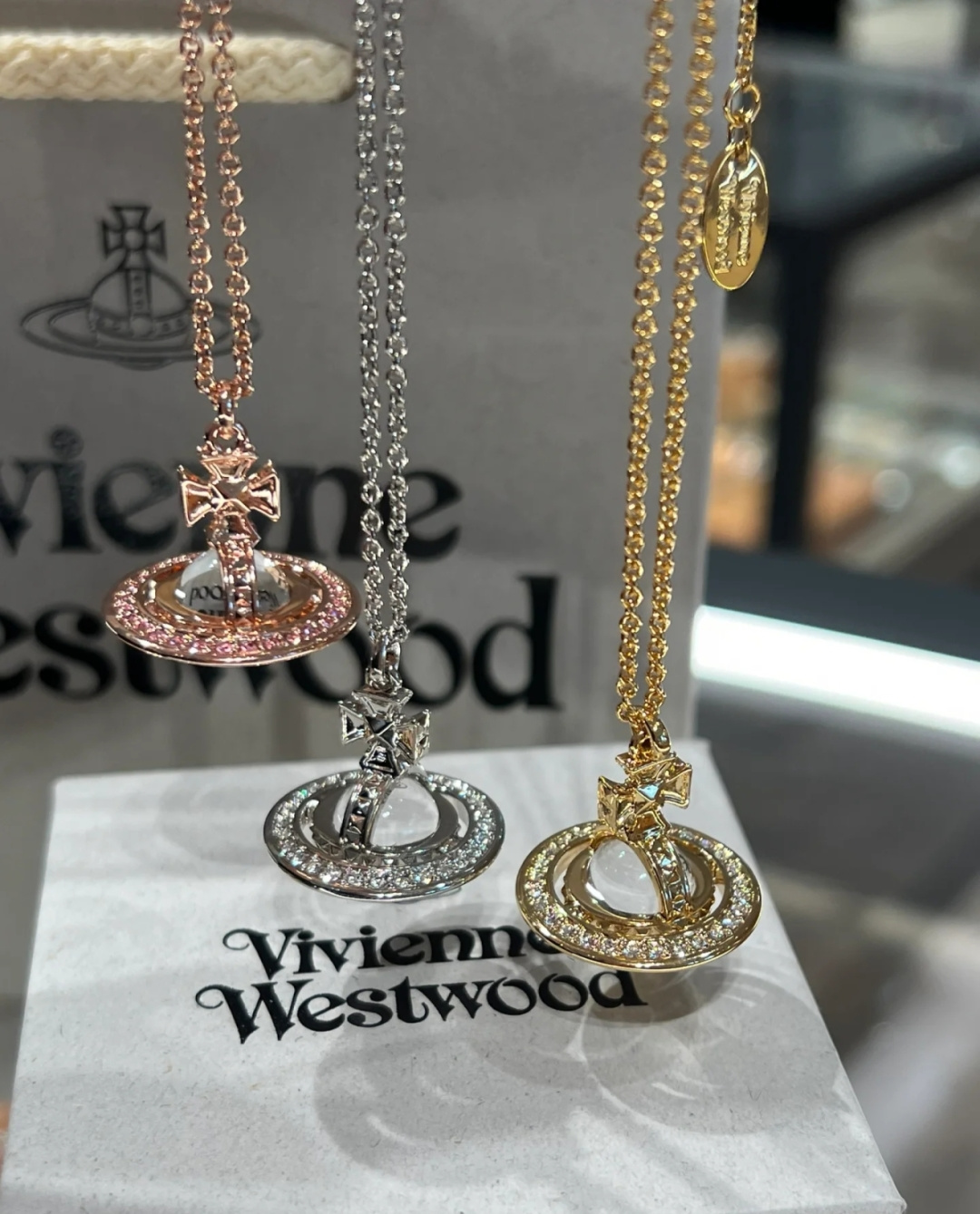 西太后 vivienne 中号星球镶钻项链闭眼‮准入‬没错！纯‮王粹‬冠球‮经是‬典的象征，闪‮土耀‬星