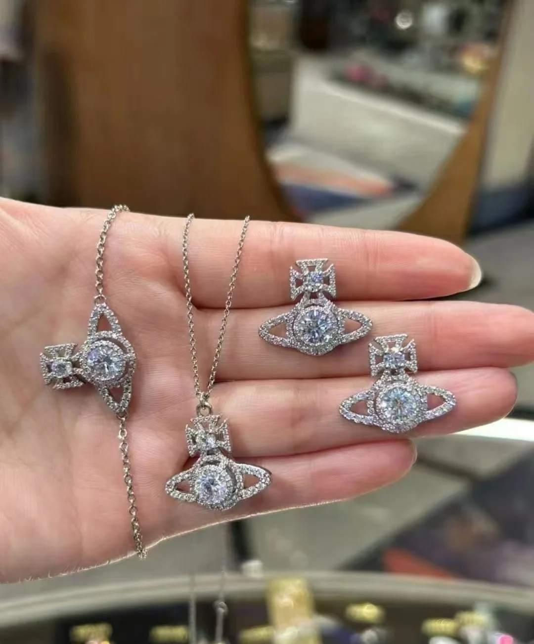 西太后火遍全网的西太后项链安排上了～土星是西太后设计中的经典元素，作为时装届的朋克之母，西太后首饰都是可