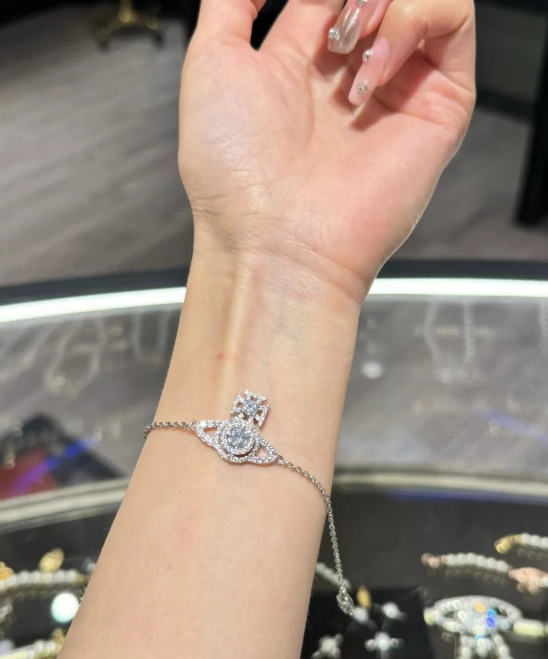 西太后火遍全网的西太后项链安排上了～土星是西太后设计中的经典元素，作为时装届的朋克之母，西太后首饰都是可