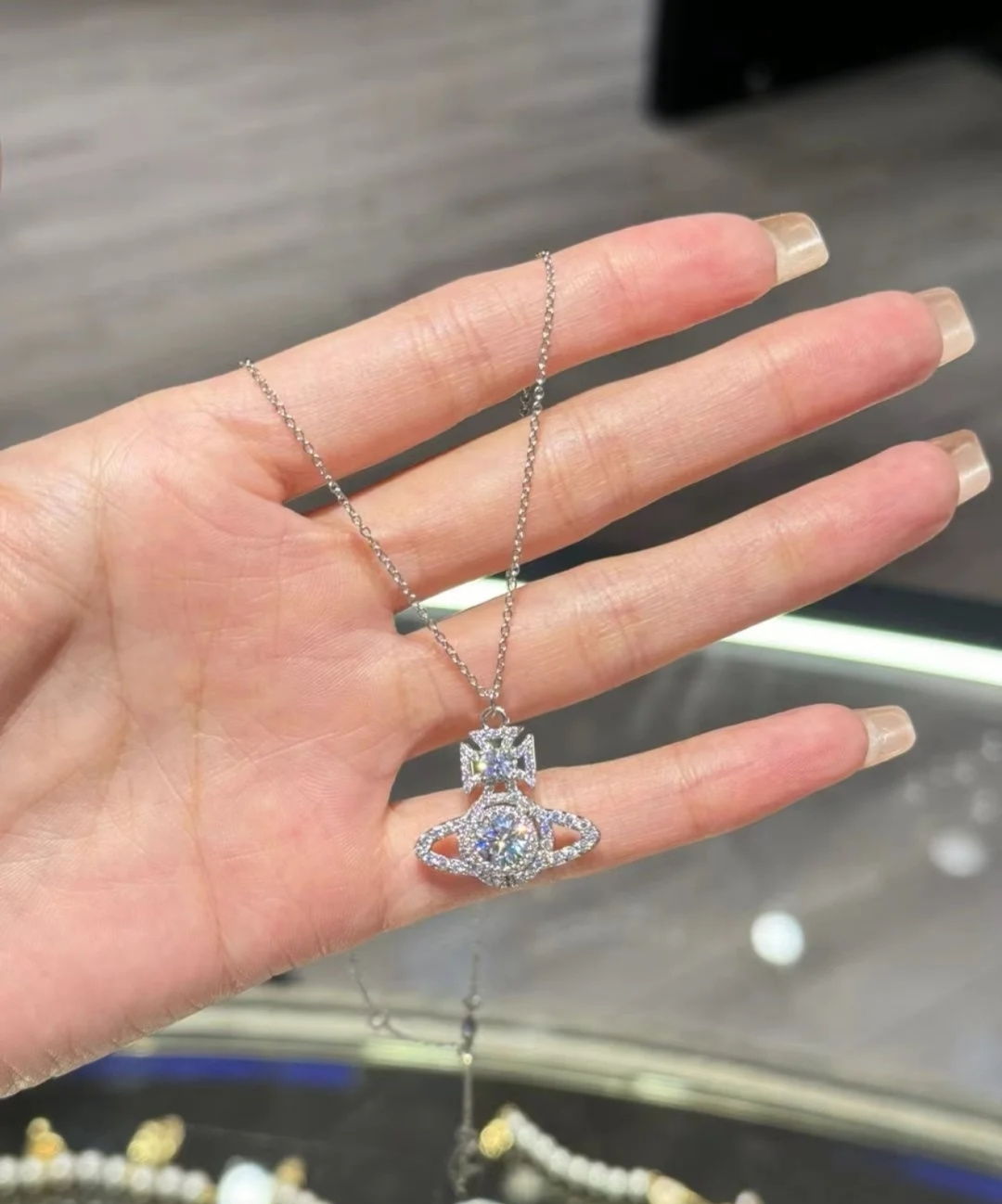 西太后火遍全网的西太后项链安排上了～土星是西太后设计中的经典元素，作为时装届的朋克之母，西太后首饰都是可