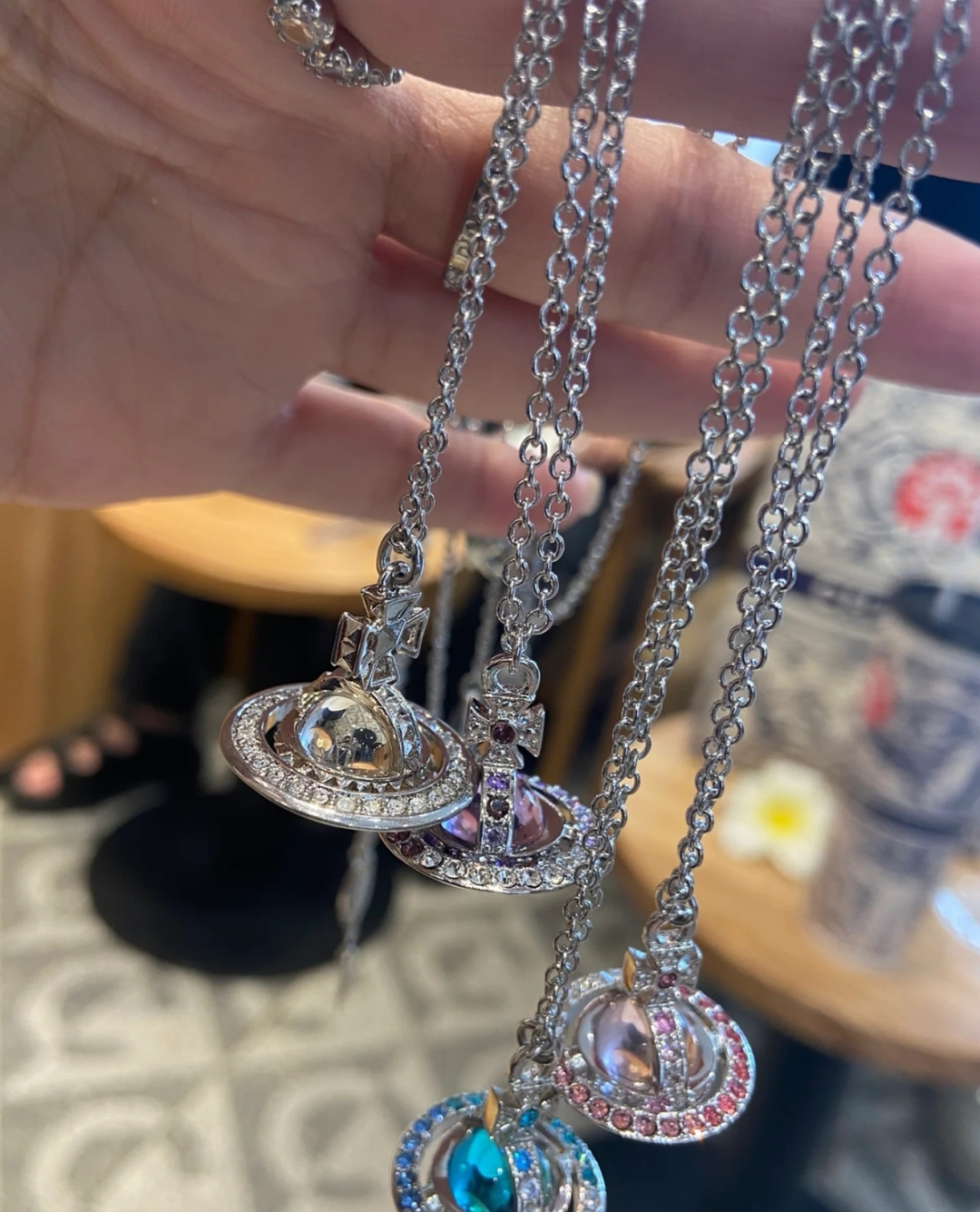 西太后火遍全网的西太后项链安排上了～土星是西太后设计中的经典元素，作为时装届的朋克之母，西太后首饰都是可
