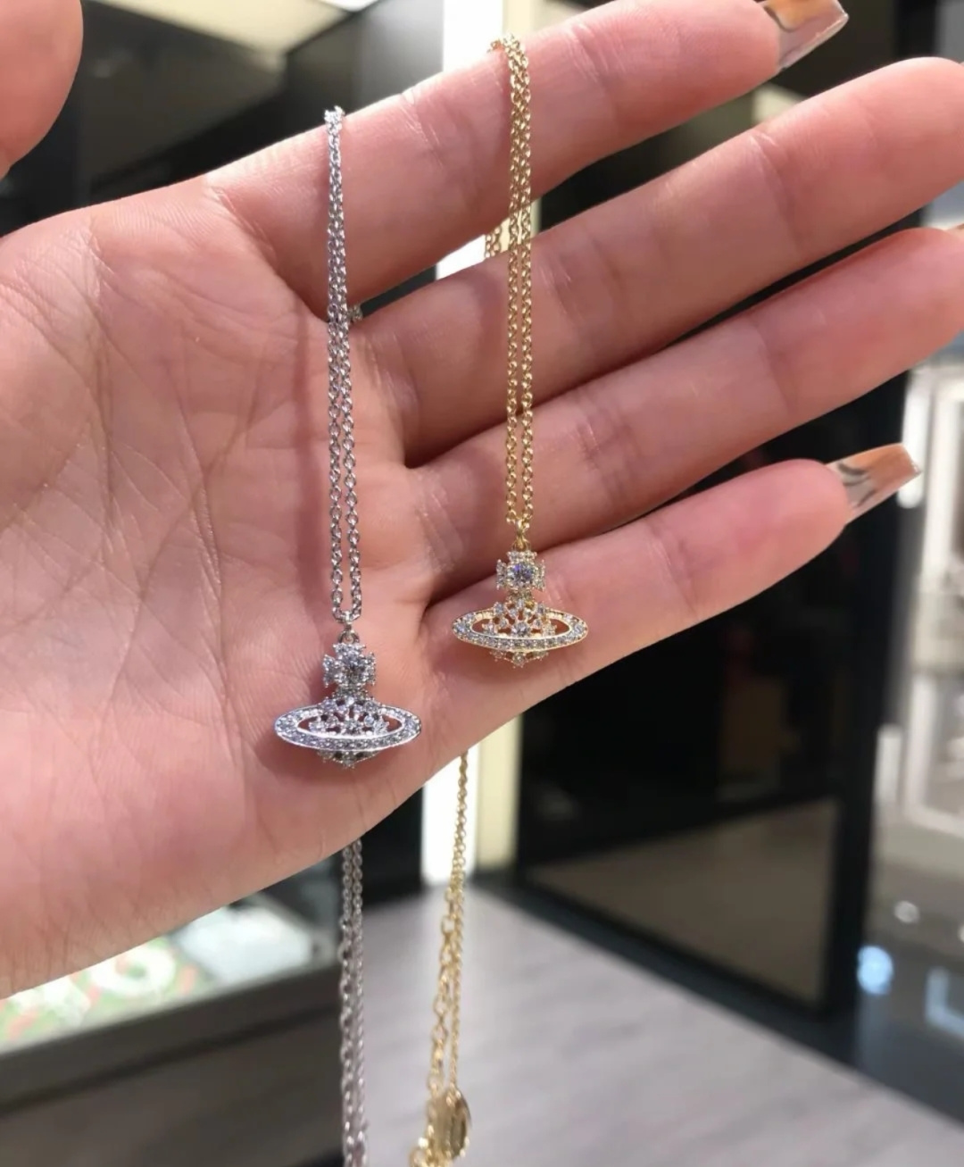 西太后火遍全网的西太后项链安排上了～土星是西太后设计中的经典元素，作为时装届的朋克之母，西太后首饰都是可