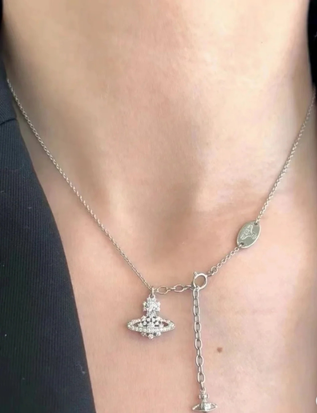 西太后火遍全网的西太后项链安排上了～土星是西太后设计中的经典元素，作为时装届的朋克之母，西太后首饰都是可