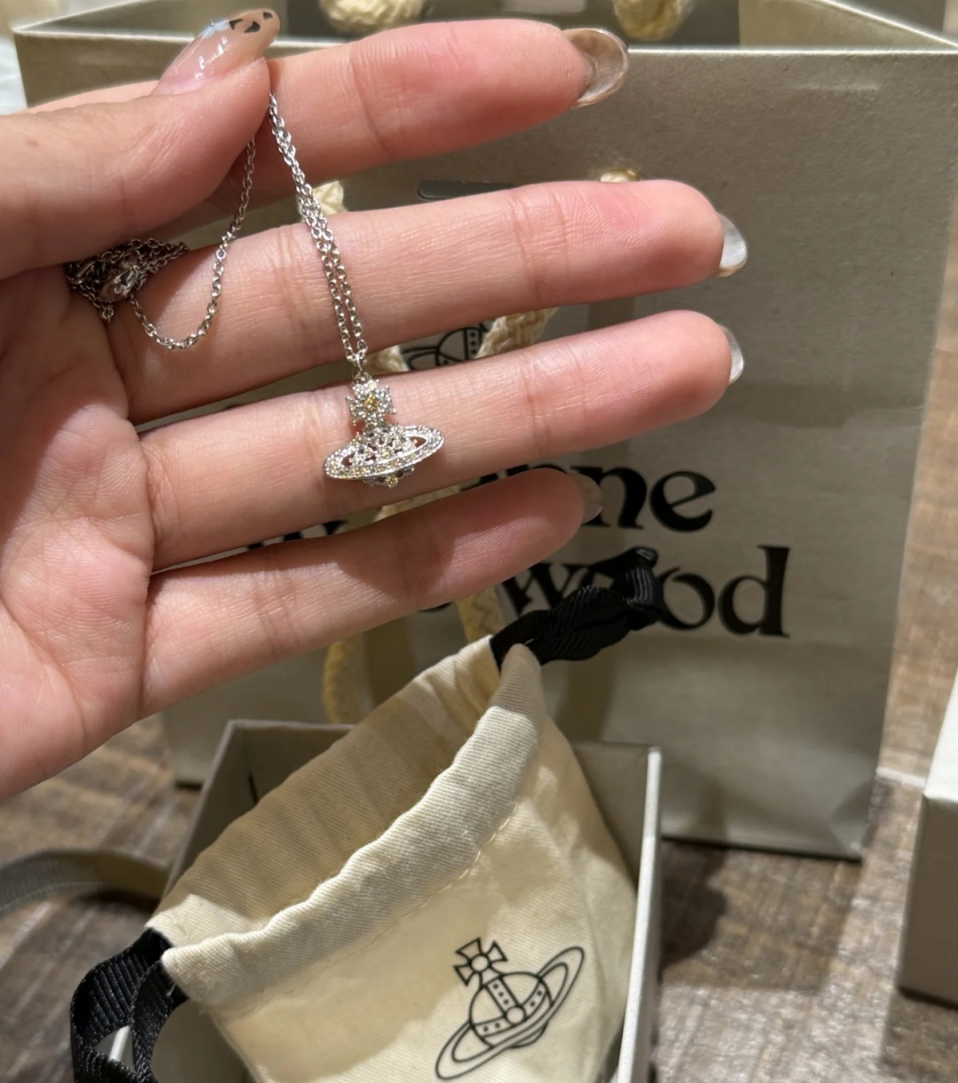 西太后火遍全网的西太后项链安排上了～土星是西太后设计中的经典元素，作为时装届的朋克之母，西太后首饰都是可