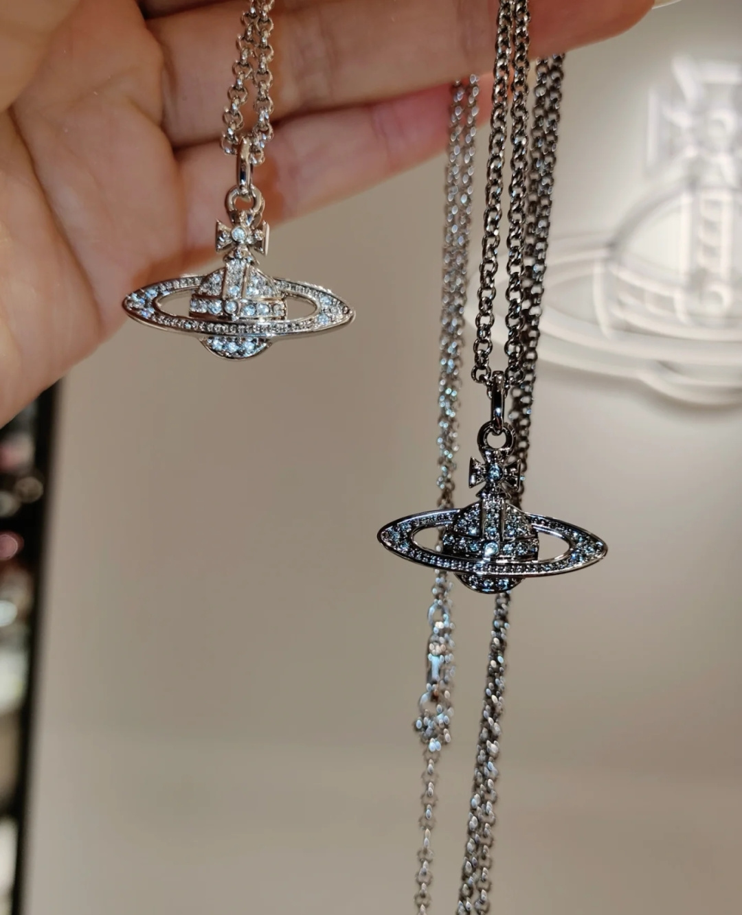 西太后火遍全网的西太后项链安排上了～土星是西太后设计中的经典元素，作为时装届的朋克之母，西太后首饰都是可