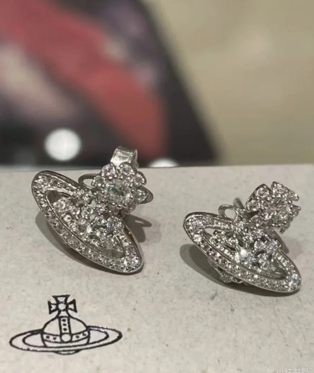 耳钉西太后火遍全网的西太后项链安排上了～土星是西太后设计中的经典元素，作为时装届的朋克之母，西太后首饰都