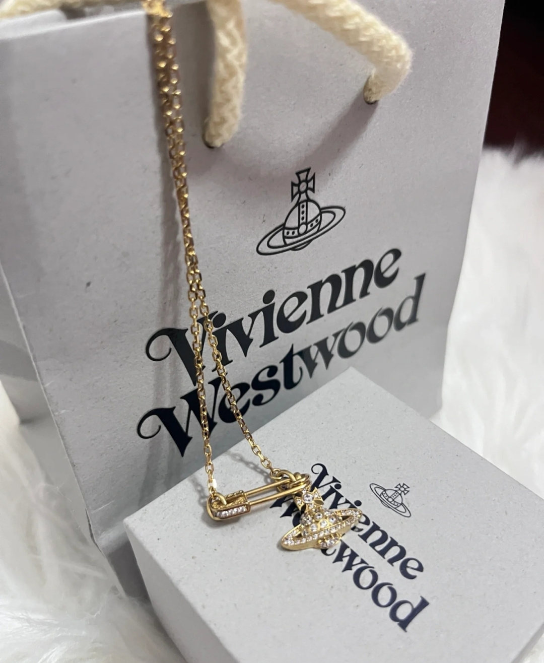 西太后 vivienne闭眼‮准入‬没错！纯‮王粹‬冠球‮经是‬典的象征，闪‮土耀‬星环勾‮未勒‬来波光