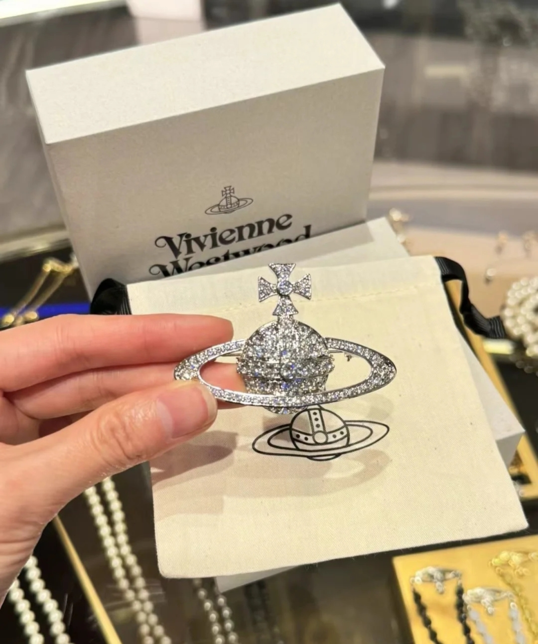 西太后 Vivienne 西太后士星yyds！ 士星镶钻，精致不俗气，比起大热的珍珠款，这款更加温柔含蓄