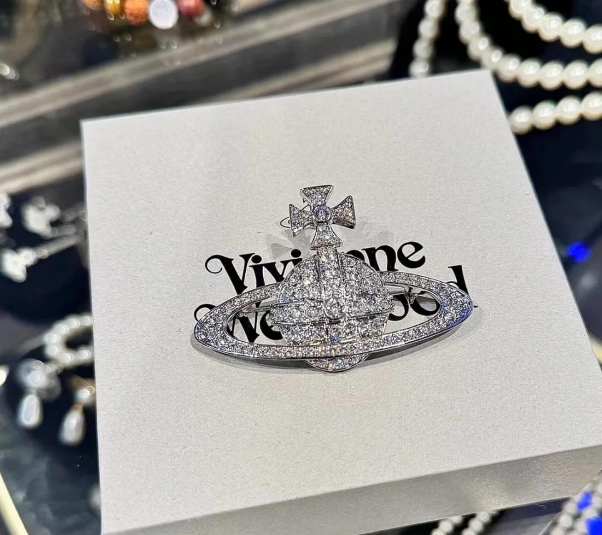 西太后 Vivienne 西太后士星yyds！ 士星镶钻，精致不俗气，比起大热的珍珠款，这款更加温柔含蓄