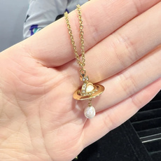 珍珠项链vivienne westwood西太后薇薇安💍英国时装设计师,时装的朋克之母!时尚潮流风格,品 珍珠项链vivienne westwood西太后薇薇安💍英国时装设计师,时装的朋克之母!时尚潮流风格,品