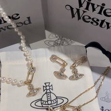 西太后 vivienne 珍珠项链闭眼准入没错!纯王粹冠球经是典的象征,闪土耀星环勾未 西太后 vivienne 珍珠项链闭眼准入没错!纯王粹冠球经是典的象征,闪土耀星环勾未