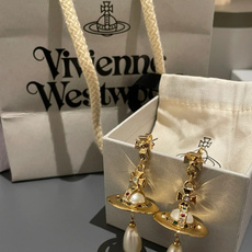 Westwood 西太后耳钉 重磅推荐,纯粹王冠球是经典的象征,闪耀土星环勾勒未来波光流转间,开启一场与 Westwood 西太后耳钉 重磅推荐,纯粹王冠球是经典的象征,闪耀土星环勾勒未来波光流转间,开启一场与