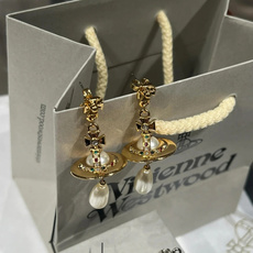 Westwood 西太后耳钉 重磅推荐,纯粹王冠球是经典的象征,闪耀土星环勾勒未来波光流转间,开启一场与 Westwood 西太后耳钉 重磅推荐,纯粹王冠球是经典的象征,闪耀土星环勾勒未来波光流转间,开启一场与