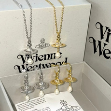 Westwood 西太后耳钉 重磅推荐,纯粹王冠球是经典的象征,闪耀土星环勾勒未来波光流转间,开启一场与 Westwood 西太后耳钉 重磅推荐,纯粹王冠球是经典的象征,闪耀土星环勾勒未来波光流转间,开启一场与