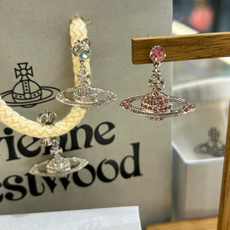 Westwood 西太后耳钉 重磅推荐,纯粹王冠球是经典的象征,闪耀土星环勾勒未来波光流转间,开启一场与 Westwood 西太后耳钉 重磅推荐,纯粹王冠球是经典的象征,闪耀土星环勾勒未来波光流转间,开启一场与