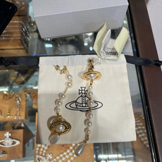 Westwood 西太后耳钉 重磅推荐,纯粹王冠球是经典的象征,闪耀土星环勾勒未来波光流转间,开启一场与 Westwood 西太后耳钉 重磅推荐,纯粹王冠球是经典的象征,闪耀土星环勾勒未来波光流转间,开启一场与