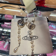 Westwood 西太后耳钉 重磅推荐,纯粹王冠球是经典的象征,闪耀土星环勾勒未来波光流转间,开启一场与 Westwood 西太后耳钉 重磅推荐,纯粹王冠球是经典的象征,闪耀土星环勾勒未来波光流转间,开启一场与