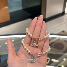 西太后土星珍珠手链𝐕𝐢𝐯𝐢𝐞𝐧𝐧𝐞 𝐖𝐞𝐬𝐭𝐰𝐨𝐨𝐝🪐vivienne westwood英国时装设计师, 西太后土星珍珠手链𝐕𝐢𝐯𝐢𝐞𝐧𝐧𝐞 𝐖𝐞𝐬𝐭𝐰𝐨𝐨𝐝🪐vivienne westwood英国时装设计师,